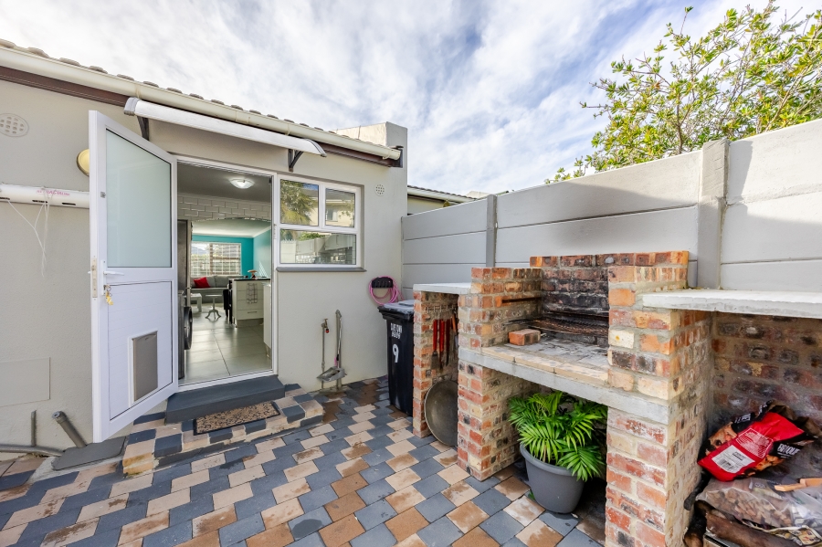 2 Bedroom Property for Sale in Lakeside Western Cape
